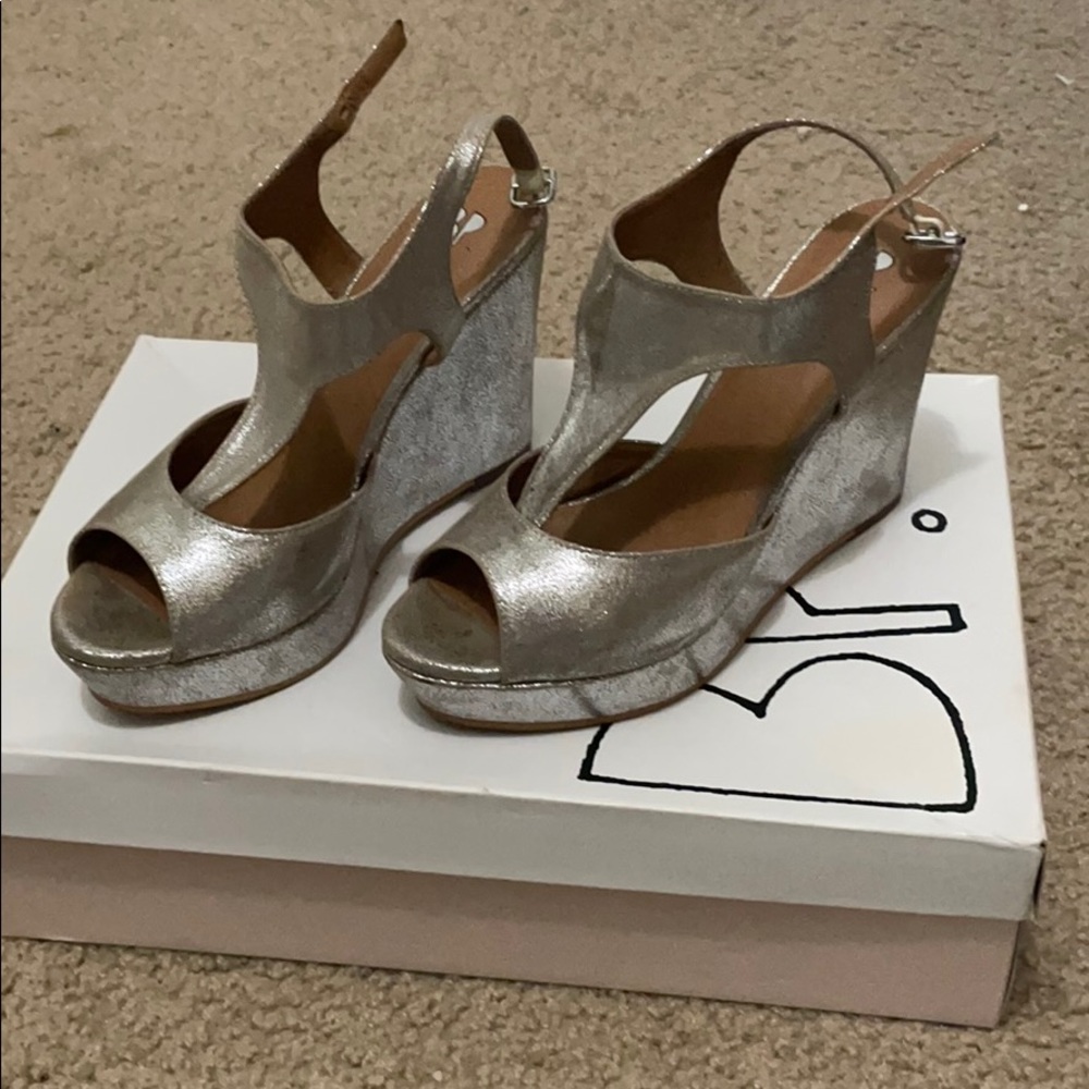 Gold wedges